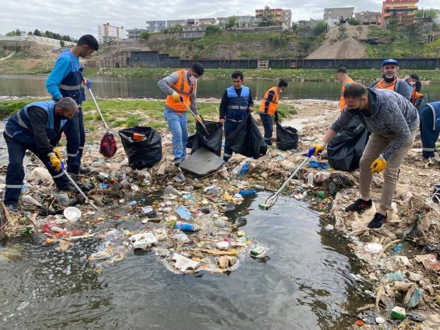 Dicle Nehri Yatağı Çöplerden Arındırıldı