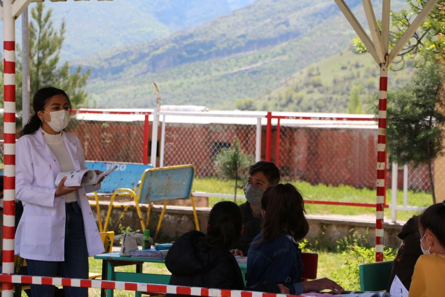 HABABAM SINIFI GERÇEK OLDU, DERSLERİNİ OKUL BAHÇESİNDE AÇIK HAVA SINIFINDA İŞLİYORLAR