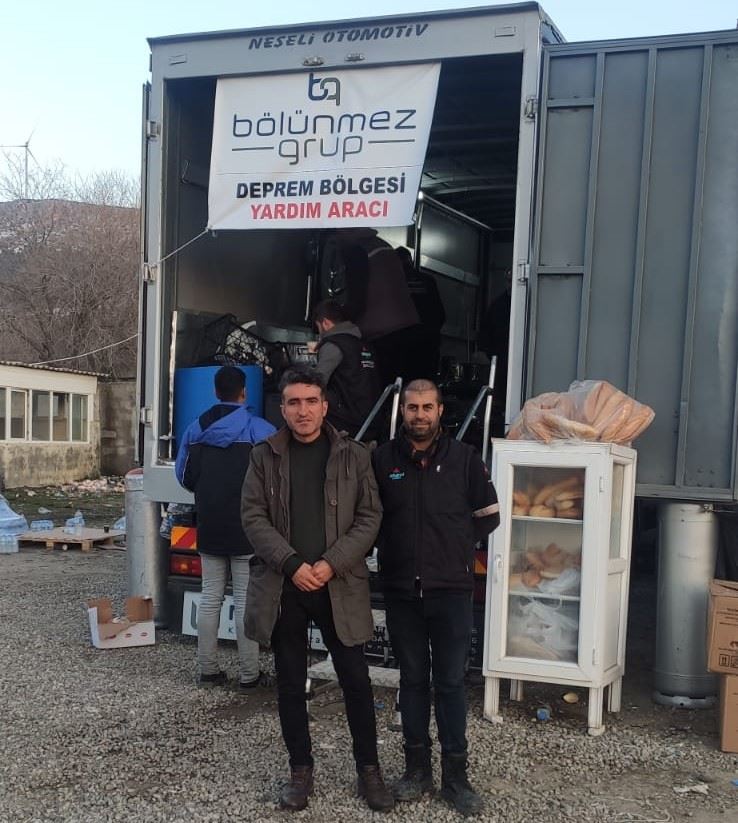 BÖLÜNMEZ GRUP, DEPREM BÖLGESİNE GÜNDE 3 ÖĞÜN 5 BİN KİŞİLİK SICAK YEMEK DAĞITIYOR