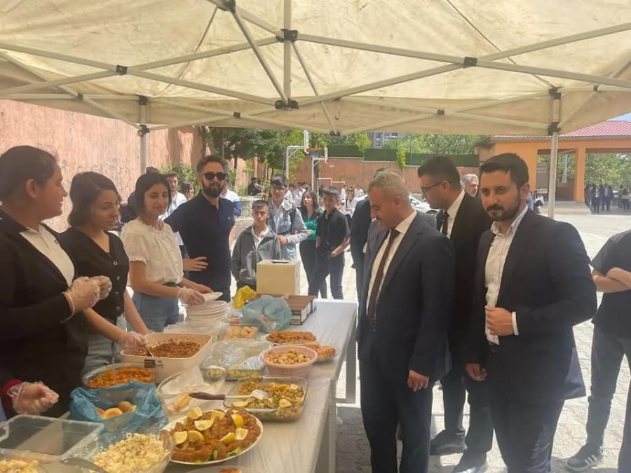 DEPREMZEDE ÖĞRENCİLER YARARINA KERMES DÜZENLENDİ