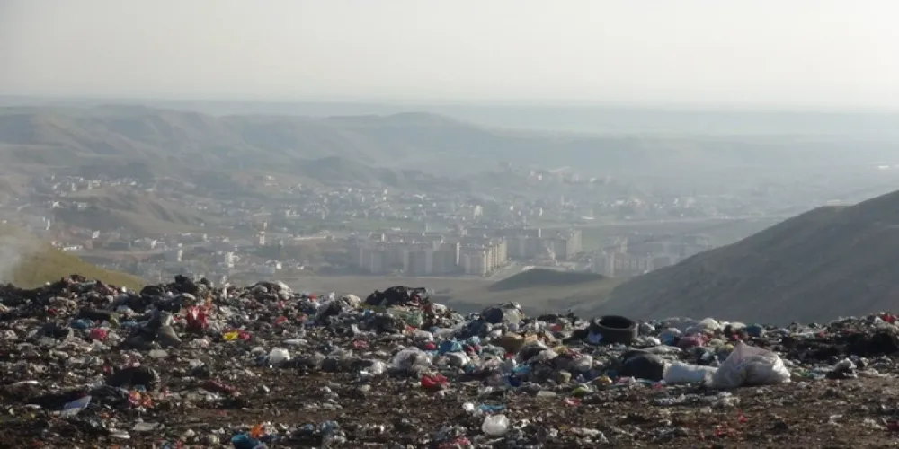 CİZRE’DE TOKİ SAKİNLERİ ÇÖP KOKUSU VE DUMANI İLE YATIP KALKIYOR