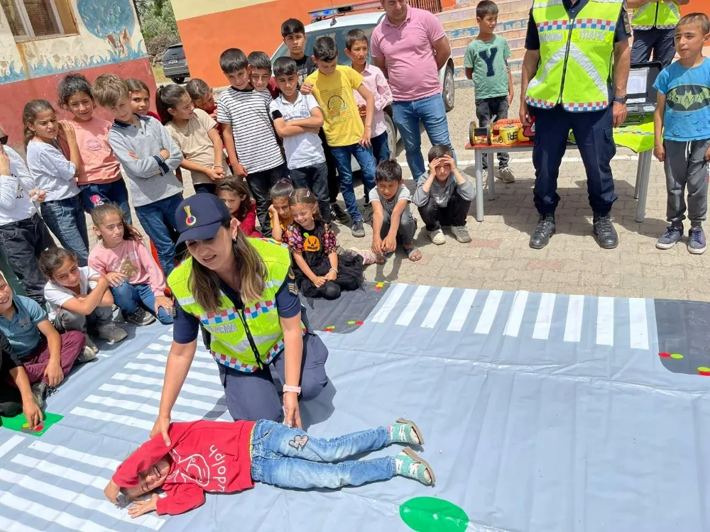 ŞIRNAK’TA JANDARMA EKİPLERİ ÇOCUKLARA TRAFİK EĞİTİMİNİ AŞILIYOR