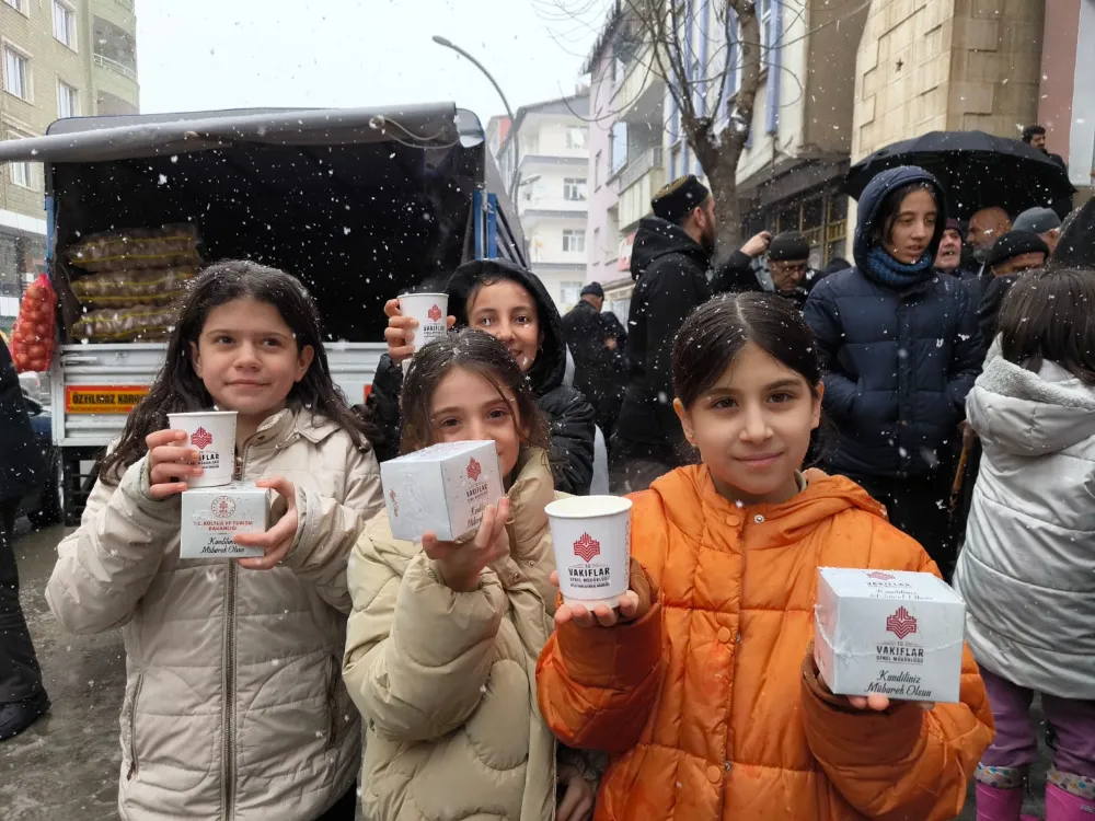 BİTLİS VAKIFLAR BÖLGE MÜDÜRLÜĞÜNDEN BERAAT KANDİLİ NEDENİ İLE VATANDAŞLARA İKRAMDA BULUNDU