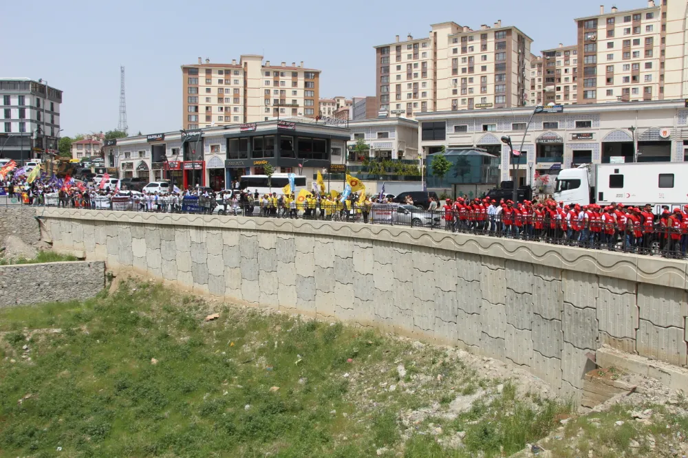 ŞIRNAK’TA 1 MAYIS HALAYLARLA KUTLANDI