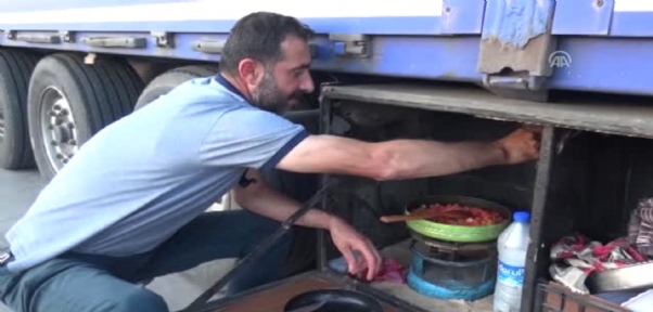  ŞOFÖRLER İFTARLARINI ARAÇLARI BAŞINDA YAPIYORLAR